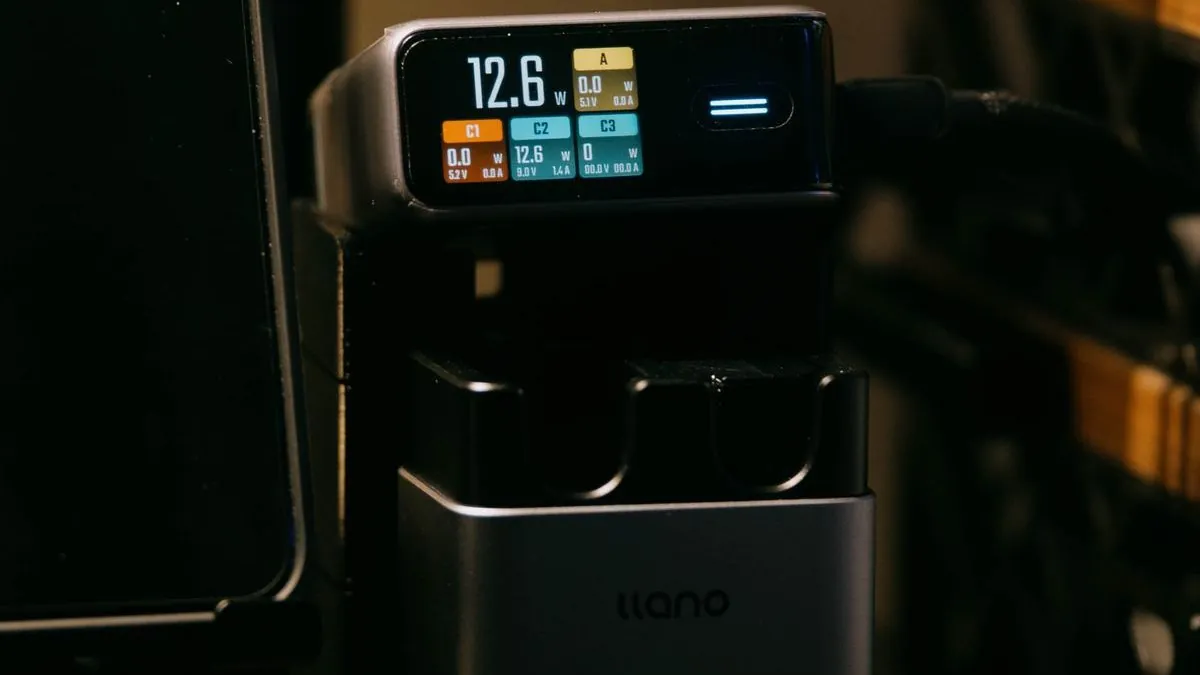 GaN multi-port USB charging station with wattage display